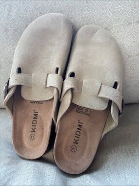EUC Kidmi Tan Clogs